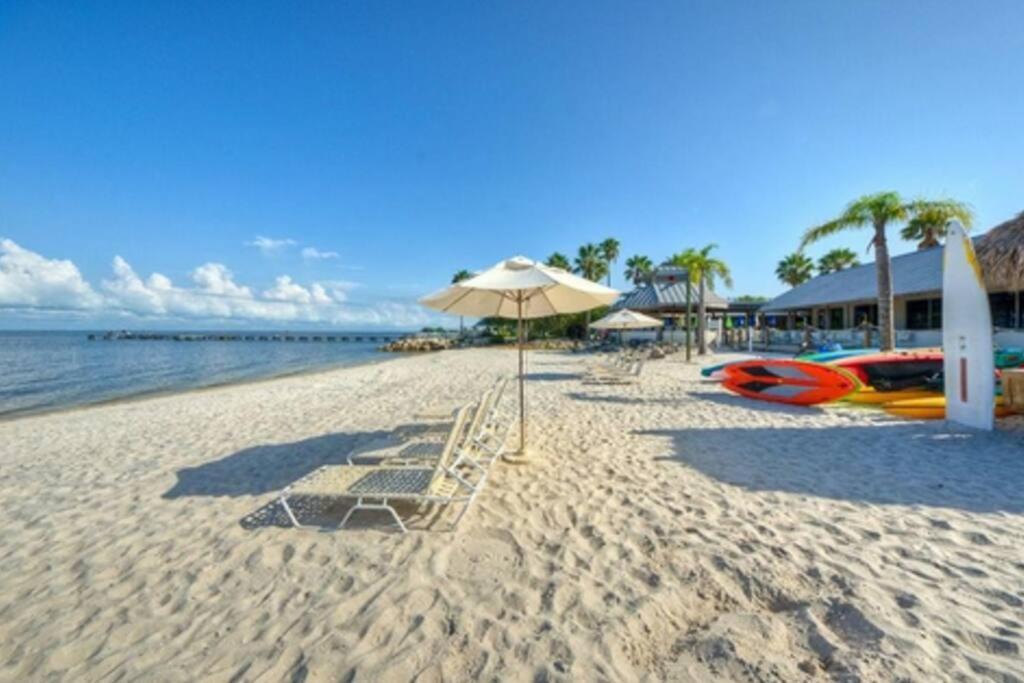 Beautiful One Bedroom Resort-Style Studio With Pool And Beach Access ラスキン エクステリア 写真
