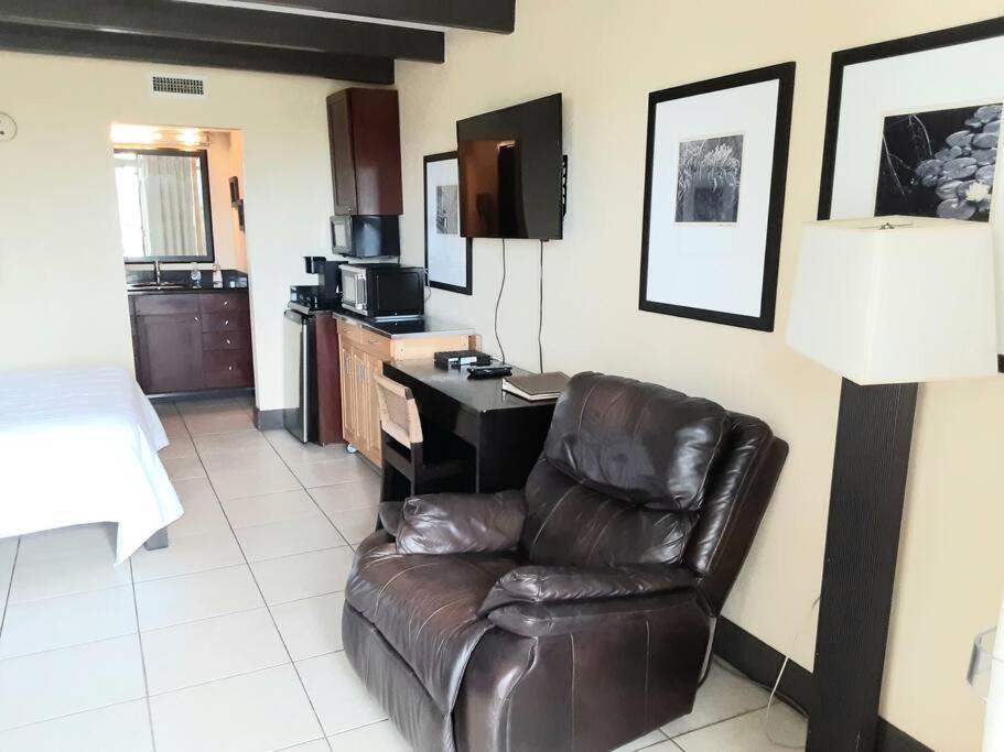 Beautiful One Bedroom Resort-Style Studio With Pool And Beach Access ラスキン エクステリア 写真